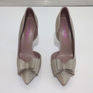 Gold Bow Betsy Johnson sparkly 4" High Heels. Size 8